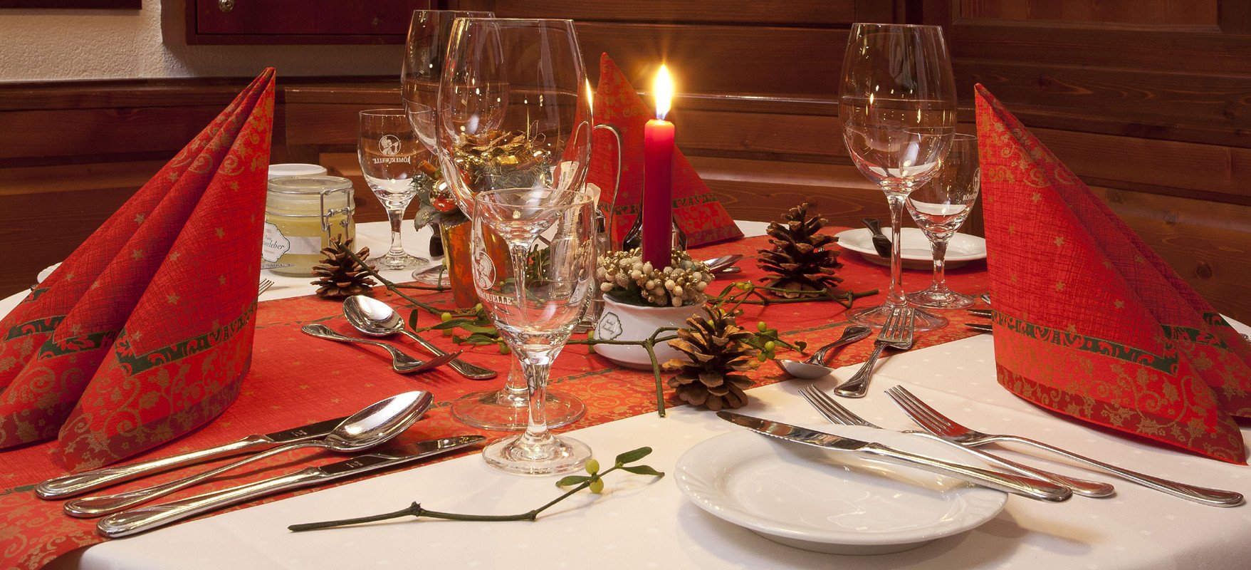 Weihnachtlich gedeckter Tisch im Biergasthof Riedberg in Ried im Innkreis – stimmungsvolles Ambiente für kleine und mittlere Weihnachtsfeiern in der Bierregion Innviertel
