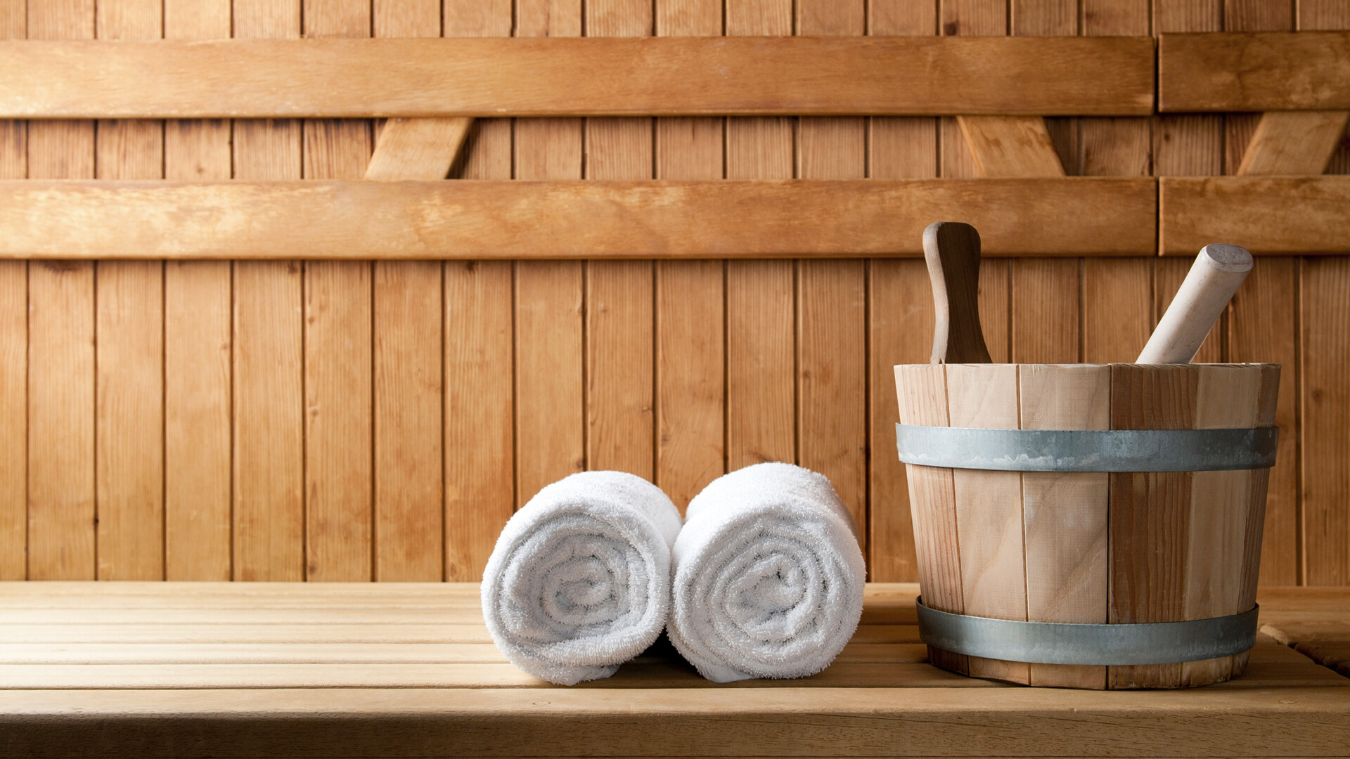 Sauna mit Handtüchern und Aufgusskübel im Freizeitbad Ried